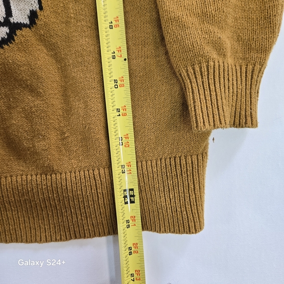 Cozy Sweater with Beaver Design - Picture 4 of 6